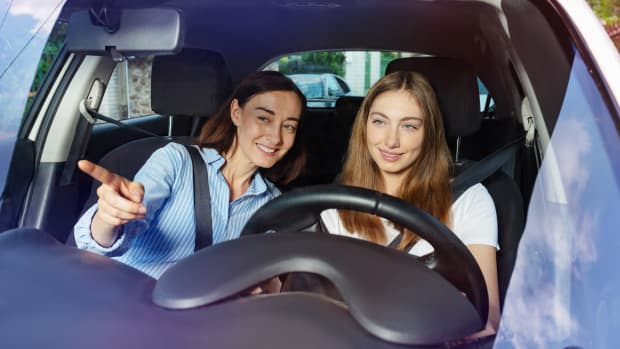Teenagerin lernt von ihrer Mutter Auto fahren