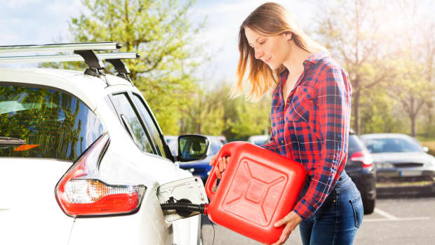 Frau tankt Auto mit Benzinkanister