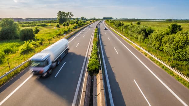 LKW fährt Autobahn