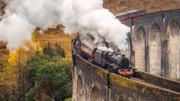Ein Zug der West Highland Line fährt über das Glenfinnan Viadukt in Schottland