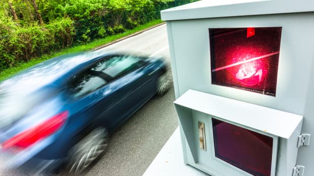Ein Auto fährt zu schnell und wird geblitzt