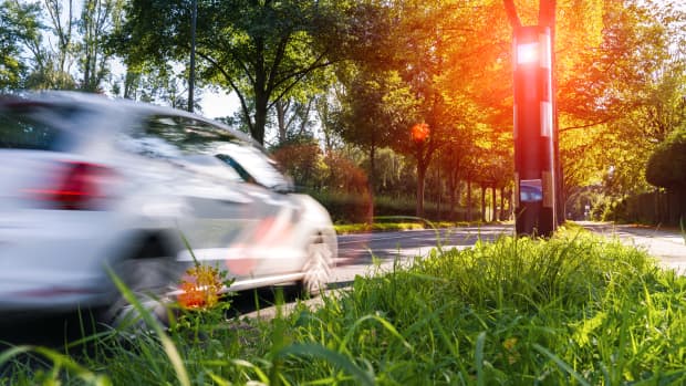 Ein Auto wird geblitzt