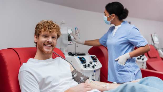 Ein junger Mann beim Blutspenden