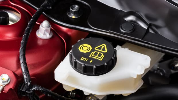 Bremsfülligkeitsbehälter im Motorraum