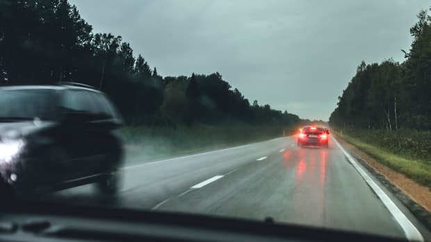 Auto bremst auf einer Landstraße