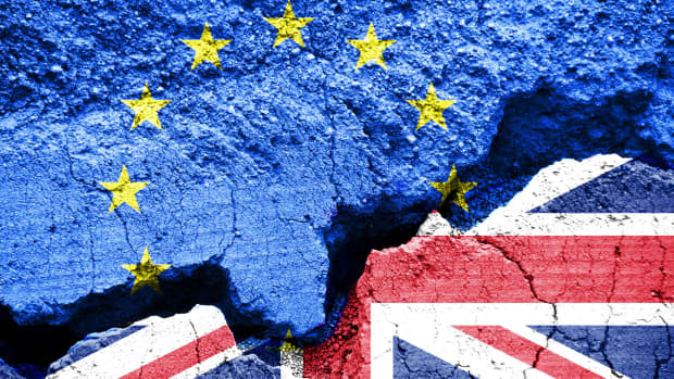 Bröckelnder Zement in den Farben der Europäischen Gemeinschaft und der Flagge Englands angemalt.