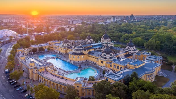 Blick auf die Szechenyi Bäder in Budapest