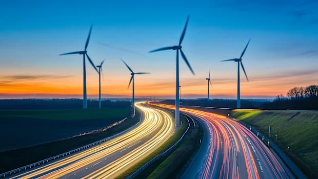 Eine Autobahn mit Windrädern