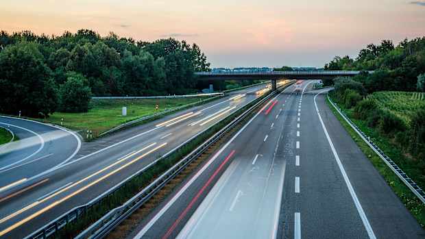 Autos in Bewegungsunschärfe auf einer deutschen Autobahn