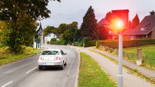Ein Autofahrer wird geblitzt