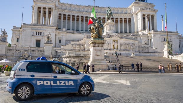 Monumento Nazionale a Vittorio Emanuele II in Rom mit Polizeiauto im Vordergrund