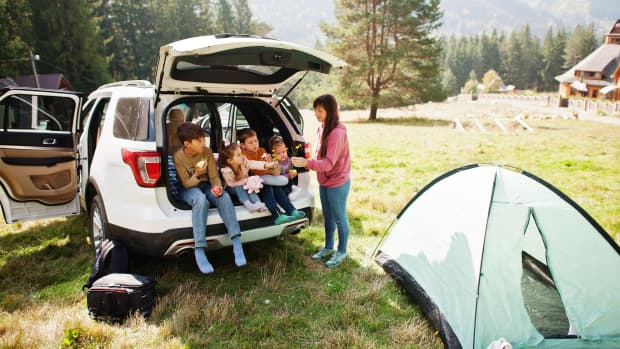 Eine Familie beim Campen