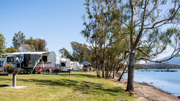 Camper auf einem Stellplatz am See