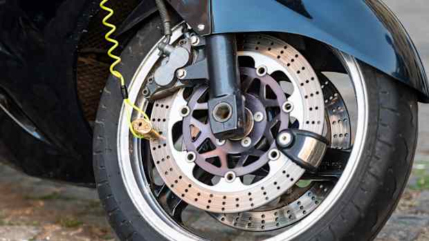Ein Motorrad ist gegen Diebstahl mit einem Scheibenbremsenschloß gesichert