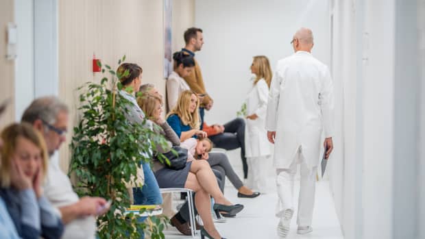 Mehrere Patienten in einer Bereitschaftspraxis warten