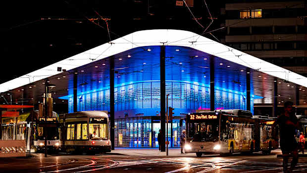 Der augsburger Königsplatz mit Fahrzeugen des ÖPNV bei Nacht