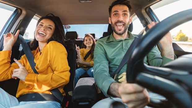 Eine Familie fährt im Auto