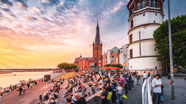 Der Burgplatz in Düsseldorf mit vielen Besuchern die die Abendsonne geniessen