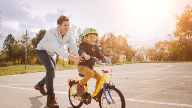 Kind lernt Fahrradfahren
