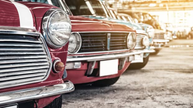 Viele Oldtimer stehen in einer Reihe