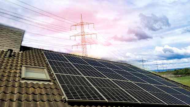 Solarpanelen auf dem Dach eines Einfamilienhauses