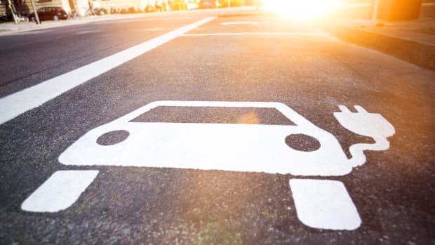 Symbol für Ladestation von Elektroautos auf dem Asphalt