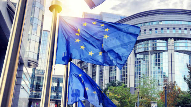 Europa-Fahnen wehen vorm EU Parlamentsgebäude in Brüssel