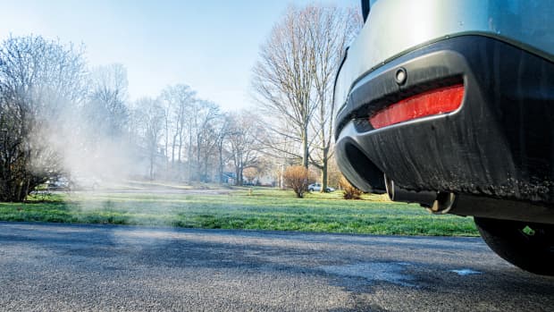 Abgase aus dem Auspuff eines Autos