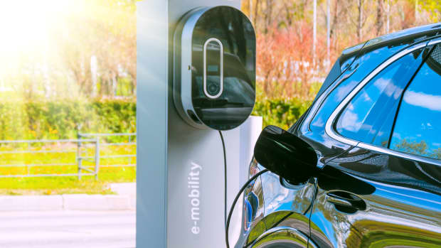Ein Elektroauto wird geladen