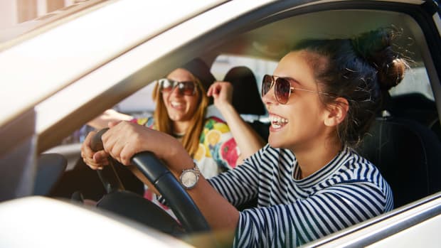 Zwei junge Frauen im Auto