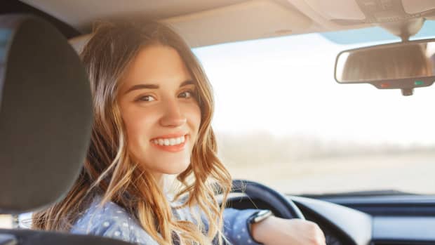 Junge Frau am Steuer eines Autos