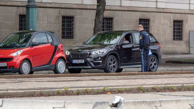 Polizist kontrolliert Autofahrer