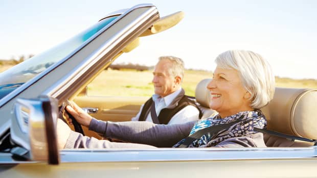 Rentnerin fährt mit ihrem Partner Cabrio