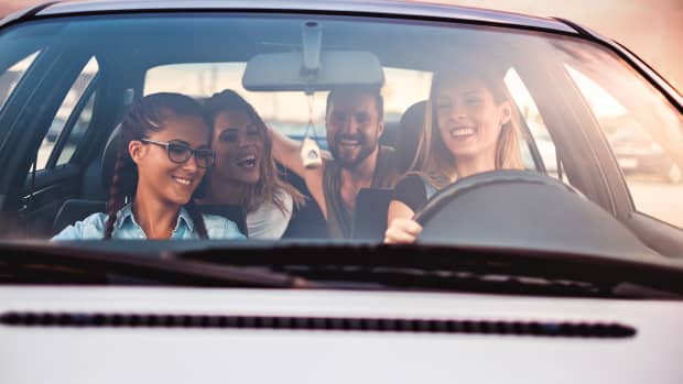 vier Personen fahren in einem Auto