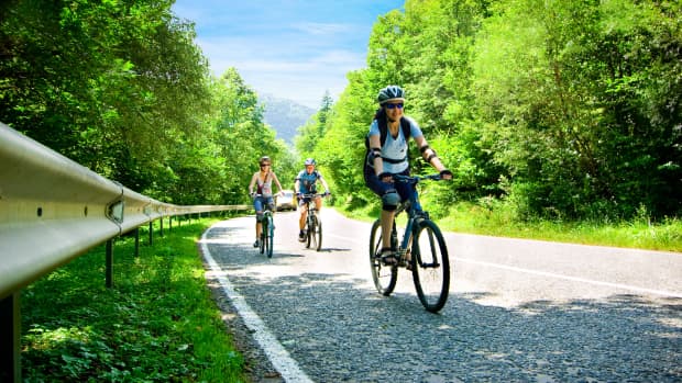 drei Fahrradfahrer auf einer Landstrasse
