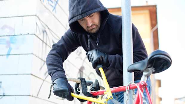 Ein Fahrraddieb klaut ein Fahrrad
