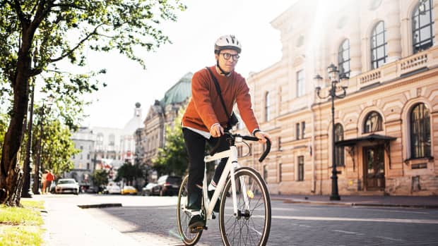 Ein Mann fährt mit dem Fahrrad