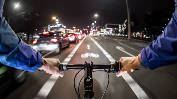 Radfährer fährt auf Radweg in der Nacht