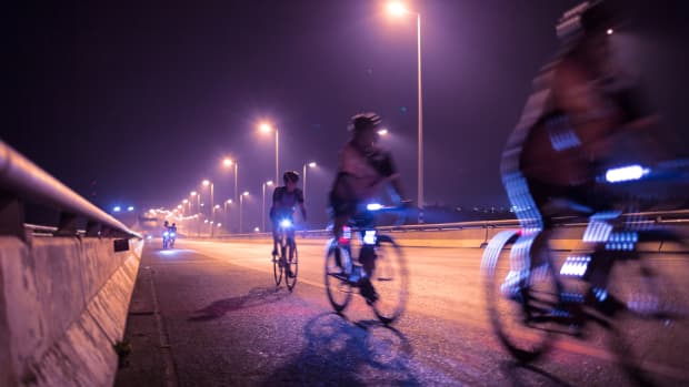 Fahrradfahrer bei Nacht mit Licht