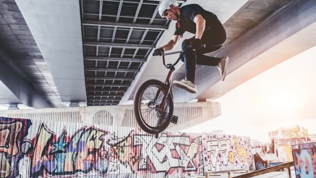 BMX Fahrer bei Trick auf seinem Fahrrad