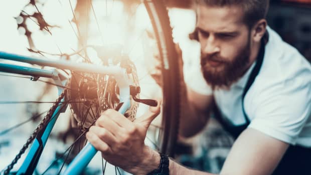 Ein Mann repariert ein Fahrrad