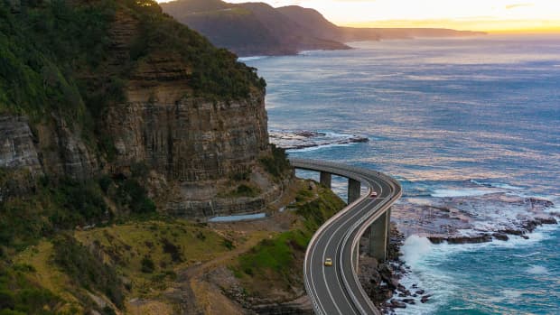 Wunderschöne Straße schlängelt sich um Berge, direkt am Meer