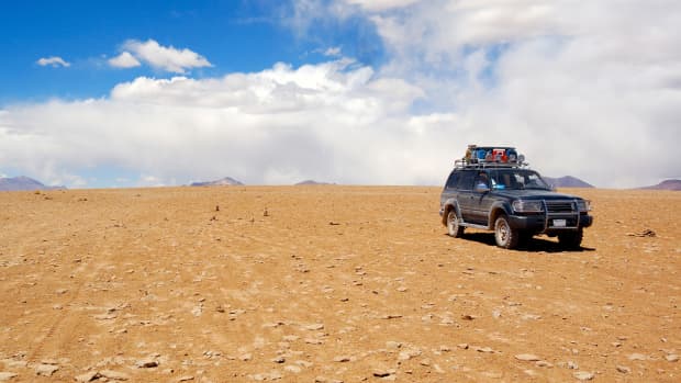 Jeep fährt durch eine Sandwüste