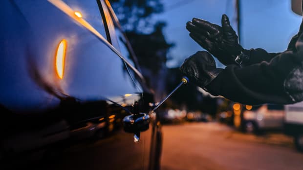 Auto wird aufgebrochen