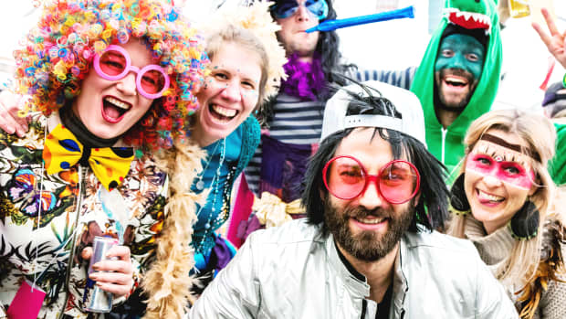 Eine Gruppe junger Erwachsener an Fasching