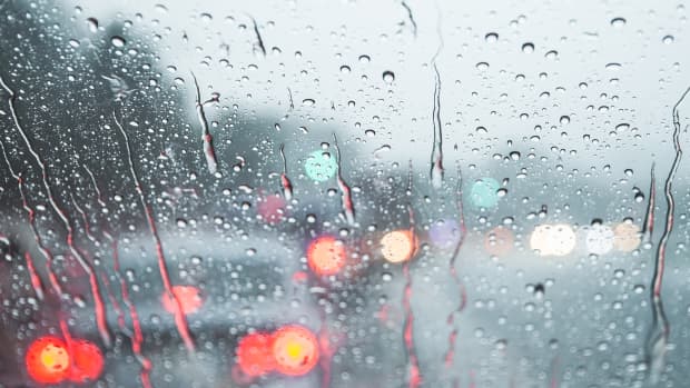 Wassertropfen auf einer Windschutzscheibe