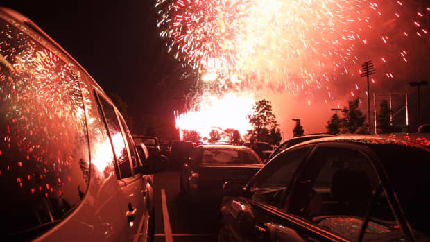 Autos und Feuerwerk