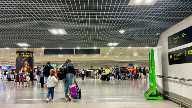 Menschen die im Flughafen von Lissabon laufen