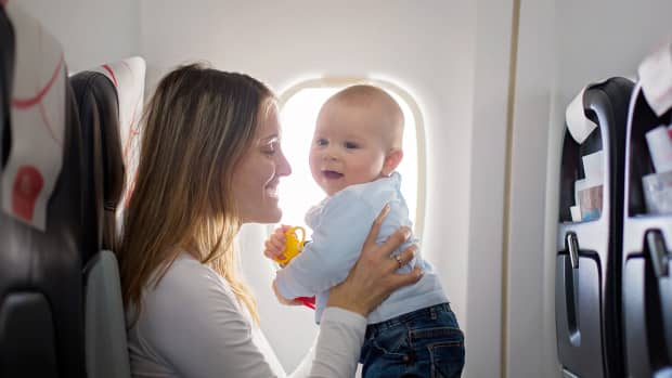 Mutter und Baby in einem Flugzeug