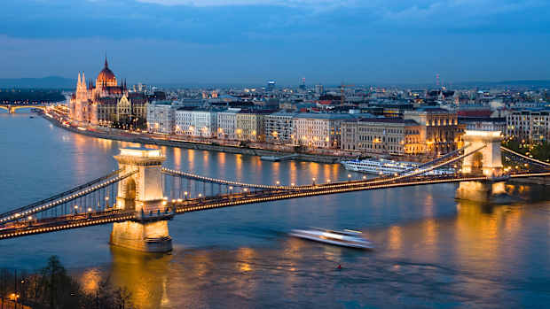 Nachtaufnahme der Kettenbrücke von Budapest über den Fluss Danube